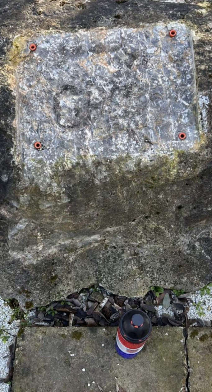 Uništena spomen-ploča!